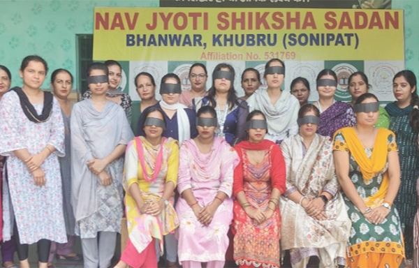सोनीपत: आंखों  पर काली पट्टी बांधकर अपना रोष प्रकट करते शिक्षक।