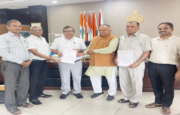 सोनीपत: दिगंबर जैन समाज गुजरात के मुख्यमंत्री भूपेंद्र पटेल के नाम उपायुक्त सुशील सारवान को ज्ञापन सौंपते हुए