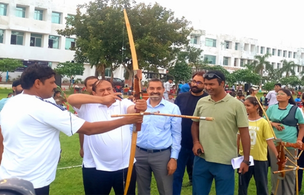 सोनीपत:  पूर्व विधायक सुरेंद्र पंवार चैम्यिनशिप में खिलाड़ियों का उत्साहवर्धन करते हुए।