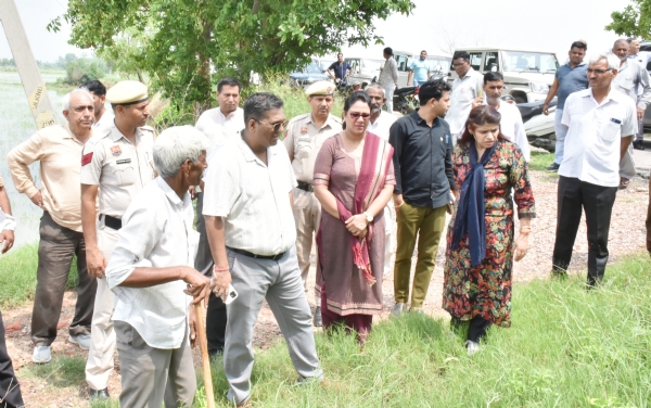 बेरी उपमंडल में जल निकासी प्रबंधों का निरीक्षण करते उपायुक्त स्वप्निल रविंद्र पाटिल और एसडीएम रेणुका नांदल।
