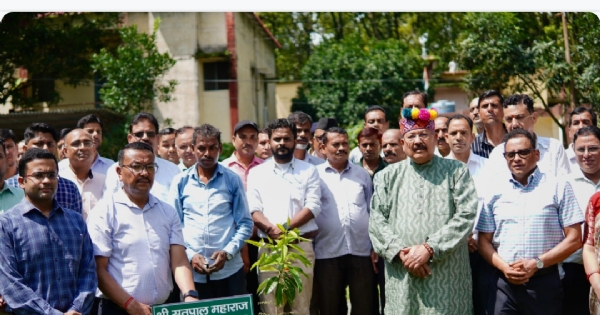 इंदिरानगर स्थित जलागम निदेशालय परिसर में लोक पर्व हरेला पर वृक्षारोपण करने के पश्चात आयोजित कार्यक्रम में मंत्री सतपाल महाराज।