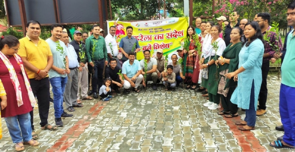 विकास भवन में मतदाता जागरूकता अभियान के साथ पौधरोपण में शामिल अधिकारी।