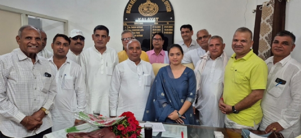 बीडीपीओ पद ग्रहण पर पहुंचे उचाना कलां से ग्रामीण एवं परिवारजन।