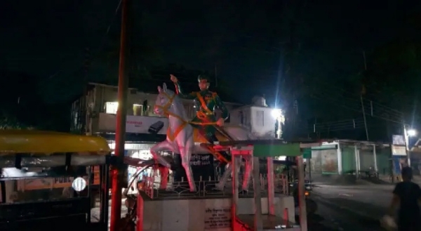 लॉटरी की दुकानों और कूड़े के बीच शर्मनाक स्थिति में नेताजी की प्रतिमा