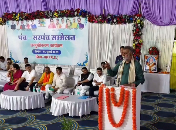 पंचायत प्रतिनिधि सम्मेलन को संबोधित करते हुए मंत्री प्रहलाद सिंह पटेल