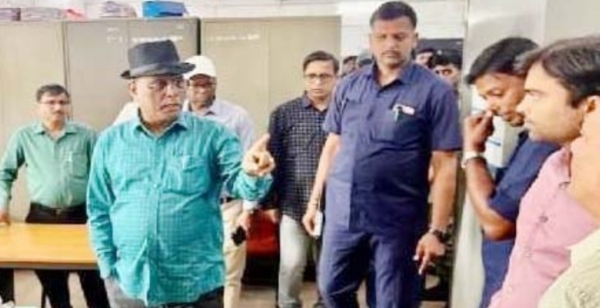 मंत्री  निरीक्षण करते हुए