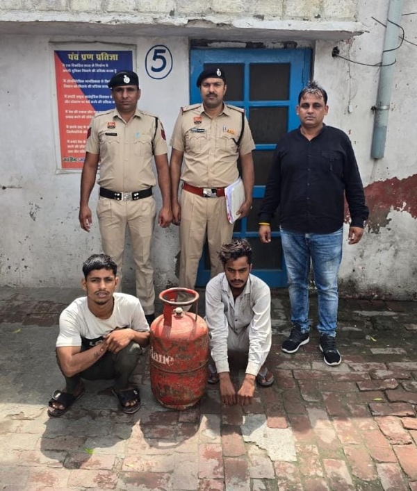 पुलिस हिरासत में घरों में चोरी करने वाले आरोपी