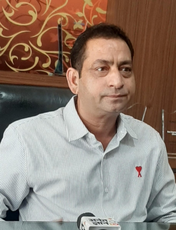 गुटकर में पत्रकारों से बात करते हुए देवभूमि ग्रुप के प्रबंध निदेशक राजेंद्र वशिष्टा ।