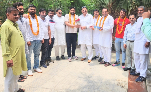 युवा कांग्रेस पदाधिकारियों का अभिनंदन करते पूर्व विधायक राजेंद्र जून।