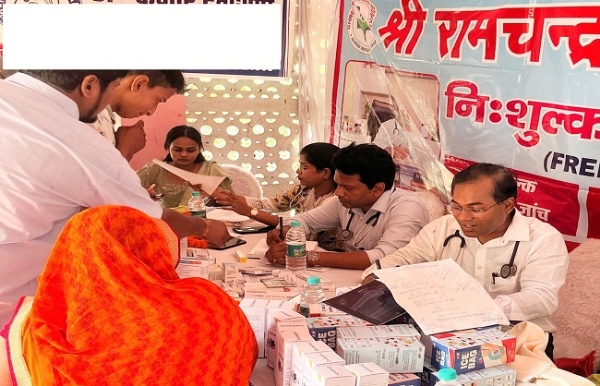 डॉ मनोज सिंह मरीजों को देखते हुए
