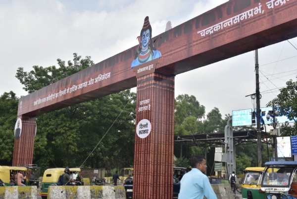 दिल्ली सरकार द्वार कांवड़ियों के स्वागत के लिए बॉर्डर पर बनाया गया सोमनाथ द्वार का फोटो