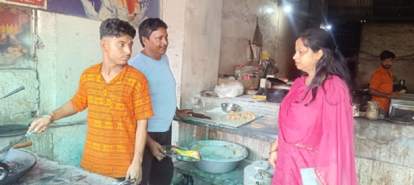 जांच करते अधिकारी