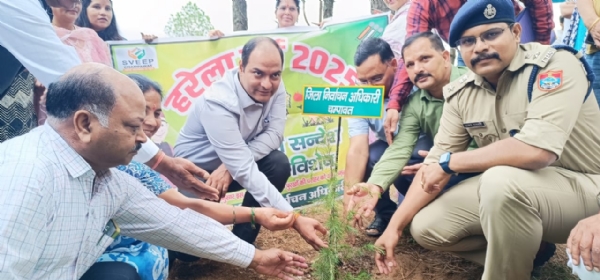 हरला पर्व के अवसर पर पौधारोपण करते