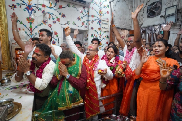 चांदनी चौक के गौरी शंकर मंदिर में बुधवार को भगवान शिव के जयकारे लगाते विधानसभा अध्यक्ष विजेंद्र गुप्ता