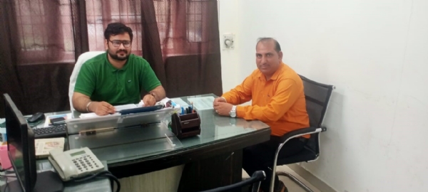 नेहरू युवा केंद्र के जिला संयोजक हरप्रीत सिंह के साथ मीटिंग करते रणधीर मताना।