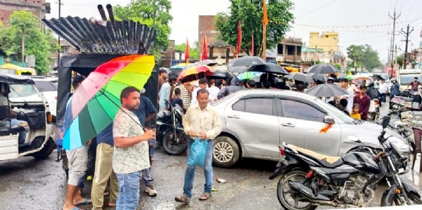 सड़क जाम करते लोग