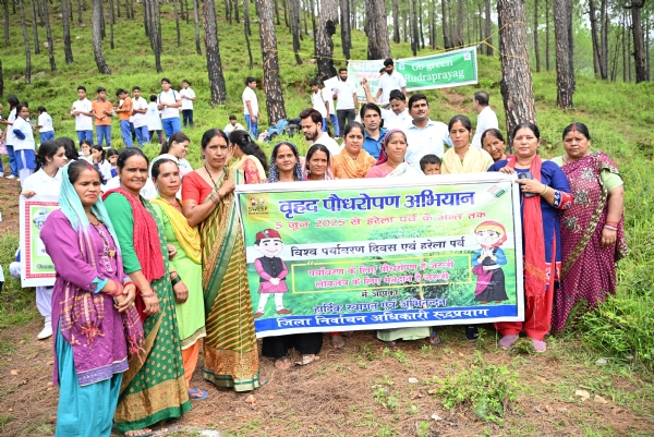 हरेला पर्व पर रुद्रप्रयाग में पौधारोपण कार्यक्रम।