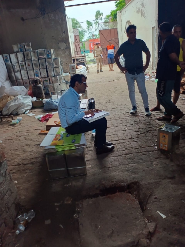 कार्रवाई करते हुए टीम।