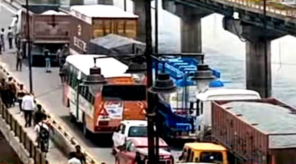 कानपुर में कानपुर लखनऊ जाजमऊ गंगा पुल पर लगा लम्बा ट्रैफिक जाम का छायाचित्र