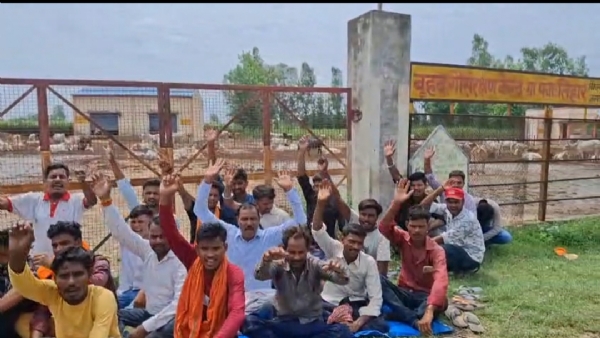 बुधवार की सुबह धरना देते कार्यकर्ता