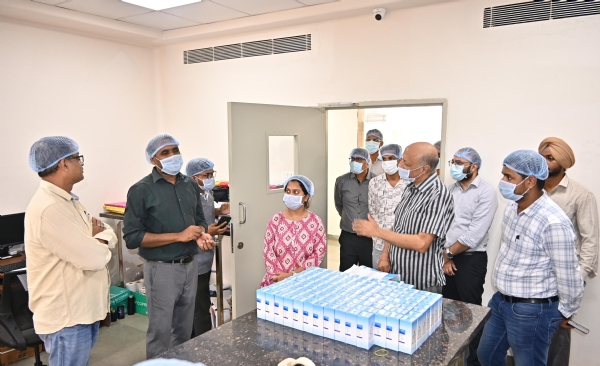 बगौद के फूड पार्क का किया निरीक्षण करते हुए कलेक्टर मिश्रा व अन्य।