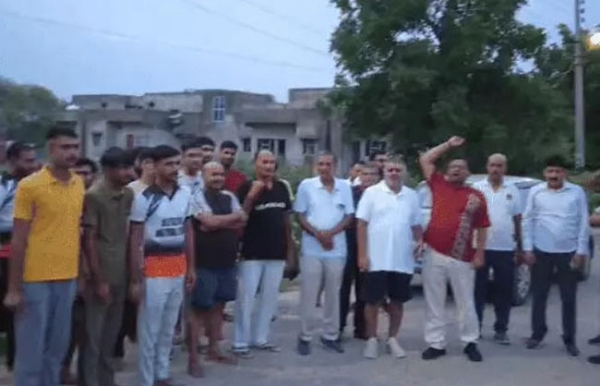 अस्पताल को लेकर प्रदर्शन करते हुए नगरवासी।