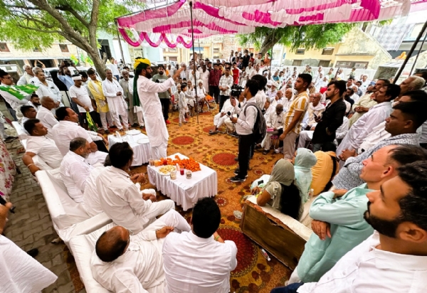बैठक को संबोधित करते हुए दिग्विजय चौटाला।