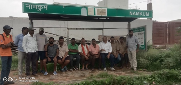 सीएनजी ऑटो चालक महासंघ के सदस्यों की फोटो