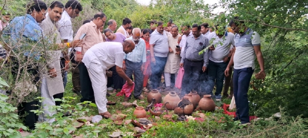 नाग पंचमी पर पूजा कर छोड़े 41 जोड़े नाग-नागिन के
