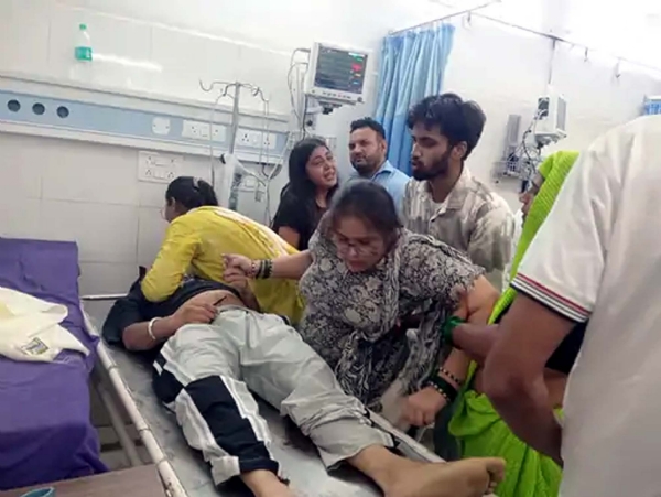 नागरिक अस्पताल में विलाप करते ​प​रिजन।