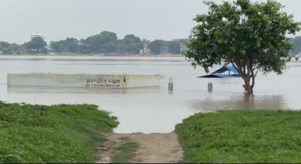 तेजी से बढ़ रहा गंगा नदी का जलस्तर।
