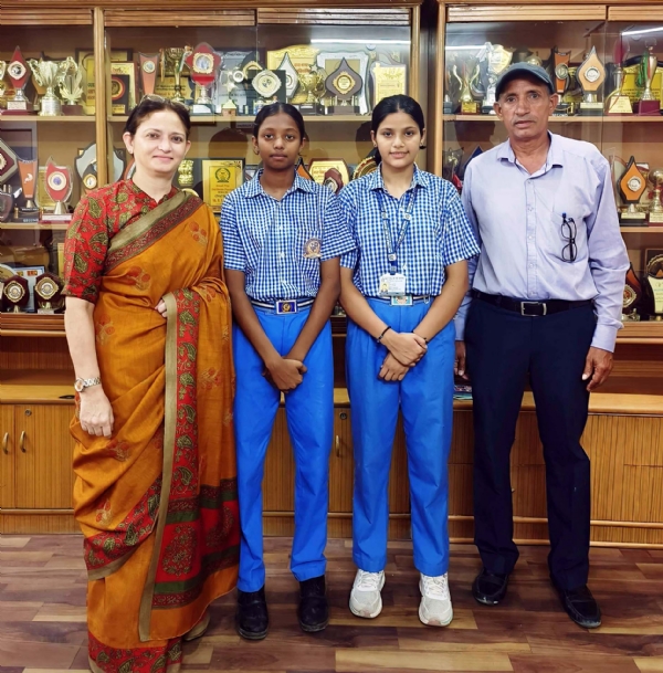 चयनित छात्राऐं प्रधानाचार्या अनीता पन्नू दलाल और खेल प्रशिक्षक रामनिवास श्योकंद के साथ।