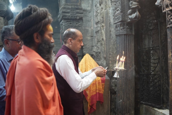 भूतनाथ मंदिर में पूजा-अर्चना करते हुए जयराम ठाकुर।