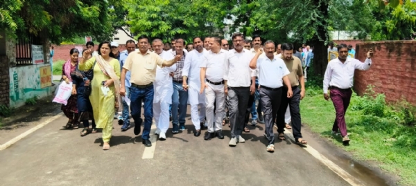 मांगों को लेकर प्रदर्शन करते हुए निजी स्कूल संचालक।