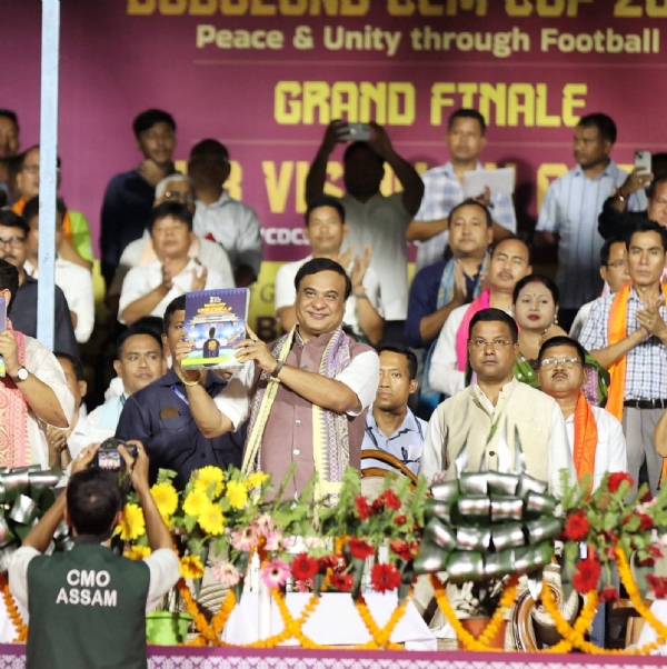 बोडोलैंड सीईएम कप फुटबॉल प्रतियोगिता के समापन समारोह में मुख्यमंत्री डॉ हिमंत बिस्व सरमा।