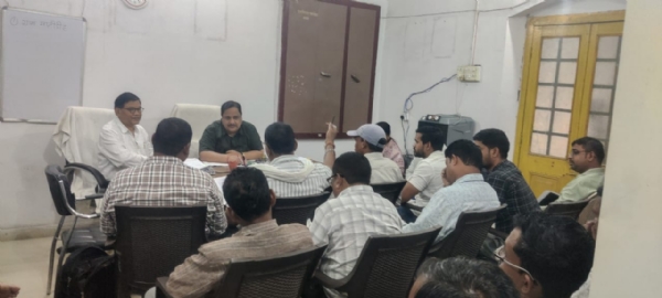 पटवारियों को पंजीयन में आधार सिडिंग के निर्देश