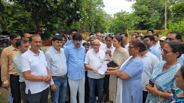 झज्जर में प्रशासनिक अधिकारी को ज्ञापन सौंपते निजी स्कूल संचालक।