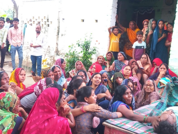 शव के पास रोते बिलखते परिजन