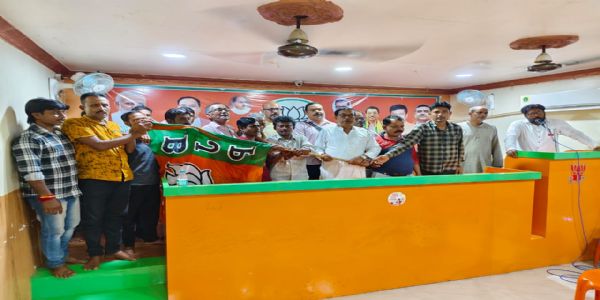 तृणमूल और माकपा छोड़कर 30 कार्यकर्ता भाजपा में शामिल