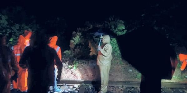 गया -कोडरमा रेल रूट पर चट्टान के खिसकने से रेल यातायात बाधित