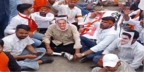 छात्र संघ चुनाव की मांग को लेकर एबीवीपी कार्यकर्ताओं ने मुखौटा लगा पूर्व मुख्यमंत्री की निकाली शव यात्रा