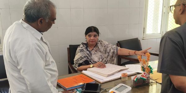 राज्य महिला आयोग की उपाध्यक्ष चारु चौधरी ने जिला अस्पताल में मिली खामियों पर लगाई फटकार