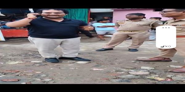 अमेठी के ड्रग इंस्पेक्टर ने शराब के नशे में एसएचओ का कालर पकड़ते हुए की अभद्रता
