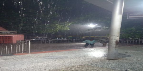 वाराणसी में रिमझिम बारिश के बाद झमाझम बारिश, निचले इलाकों में जलभराव