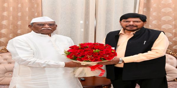 राज्यपाल से केंद्रीय राज्य मंत्री अठावले ने की मुलाकात