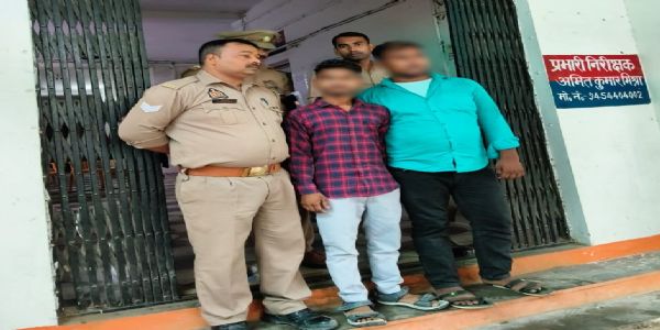 लूट करने वाले दो लुटेरे तमंचा और नकदी के साथ गिरफ्तार