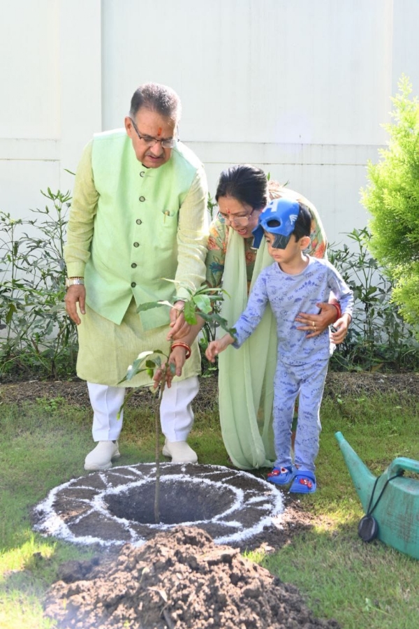 मंत्री गणेश जोशी  अपने शासकीय आवास पर धर्मपत्नी  के साथ फलदार वृक्ष का रोपण करते।