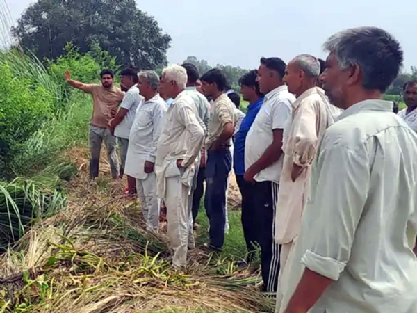 ड्रेन टूटने के बाद मौके पर मौजूद ग्रामीण।
