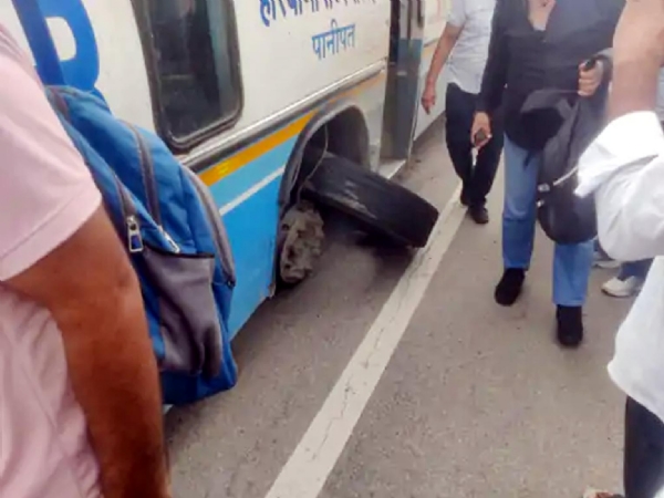 फतेहाबाद। गांव धांगड़ के पास फटा रोडवेज बस का टायर।