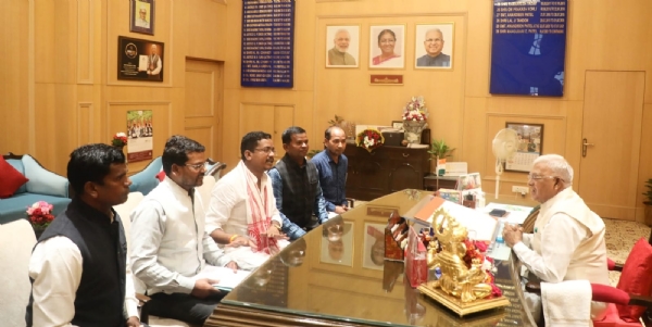 राज्यपाल से चर्चा करता प्रतिनिधि मंडल